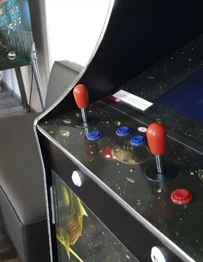 Arcade Konsole mit klassischen Videospielen im Braustüble Hamberg