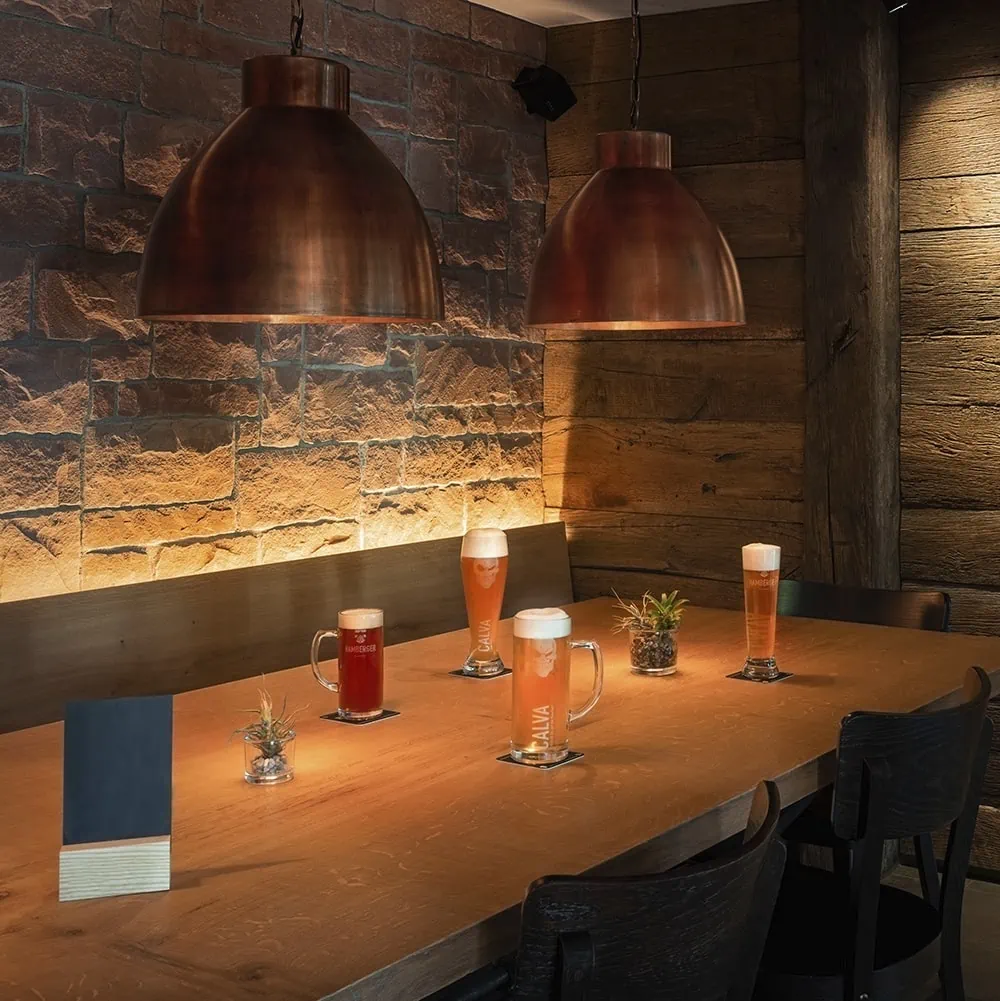 Rustikaler Holztisch mit Bieren in der Enzkreis Gaststätte Braustüble